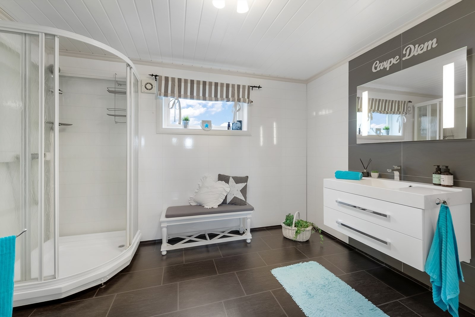 Lyst og romslig bad med moderne innredning og god planløsning. Badet er innredet med baderomsinnredning, toalett og dusjkabinett. Galleribilde