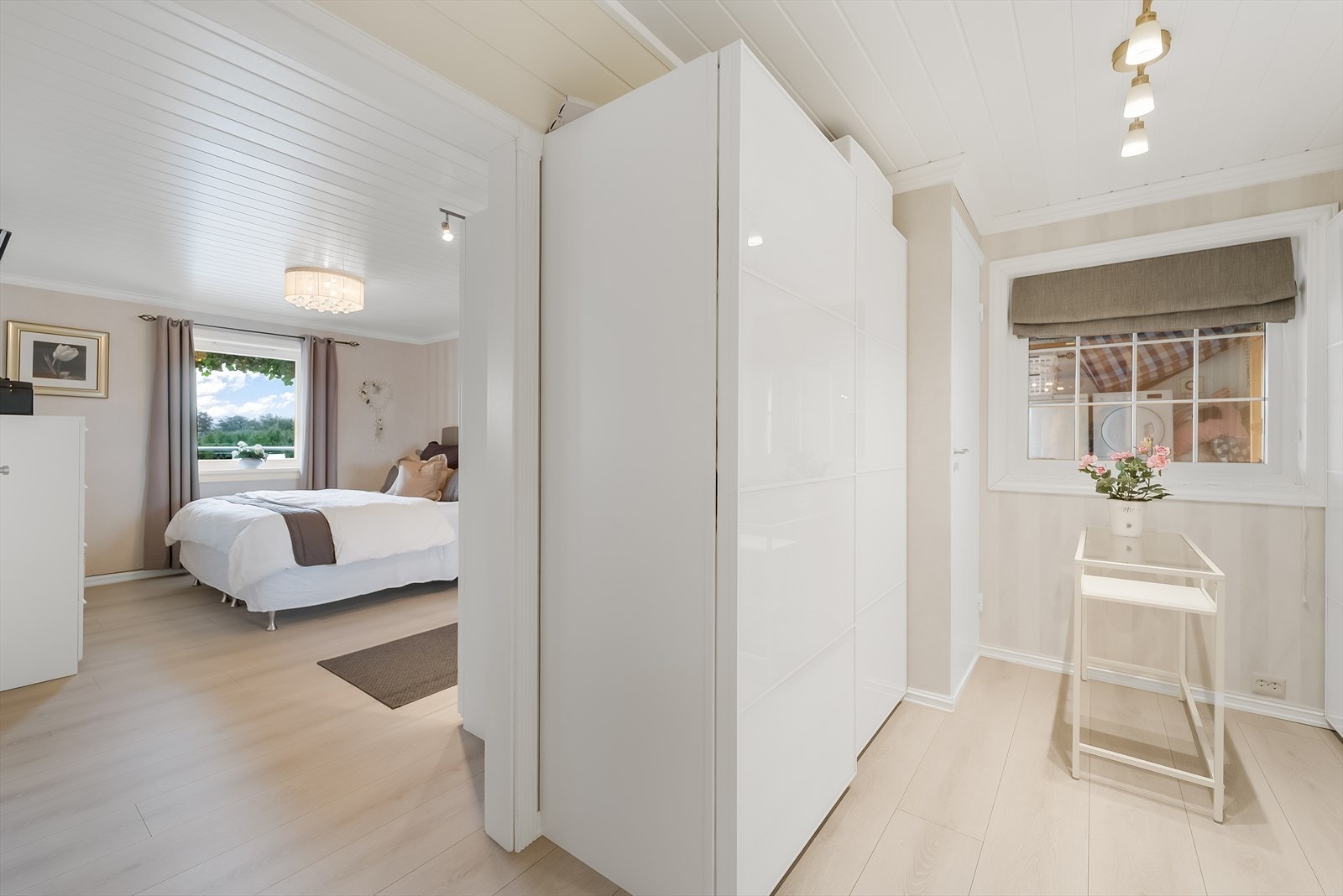 Tilhørende til soverommet har man et stilrent walk-in closet med gode oppbevaringsmuligheter. Galleribilde