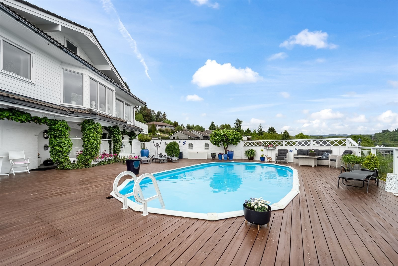 Stor og flott terrasse med basseng og gode solforhold. Galleribilde