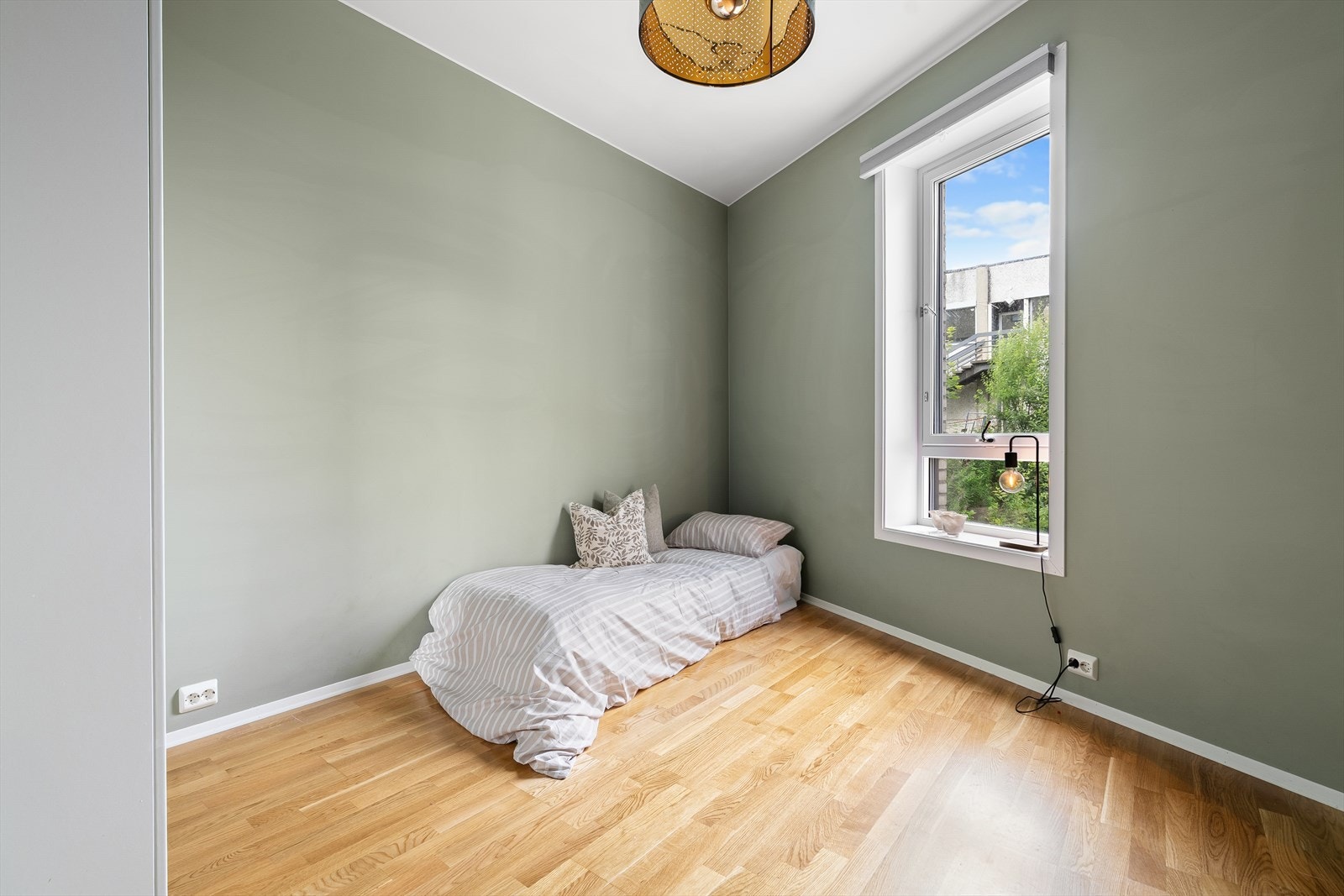 Soverom 2 med plass til seng og garderobeskap. Galleribilde