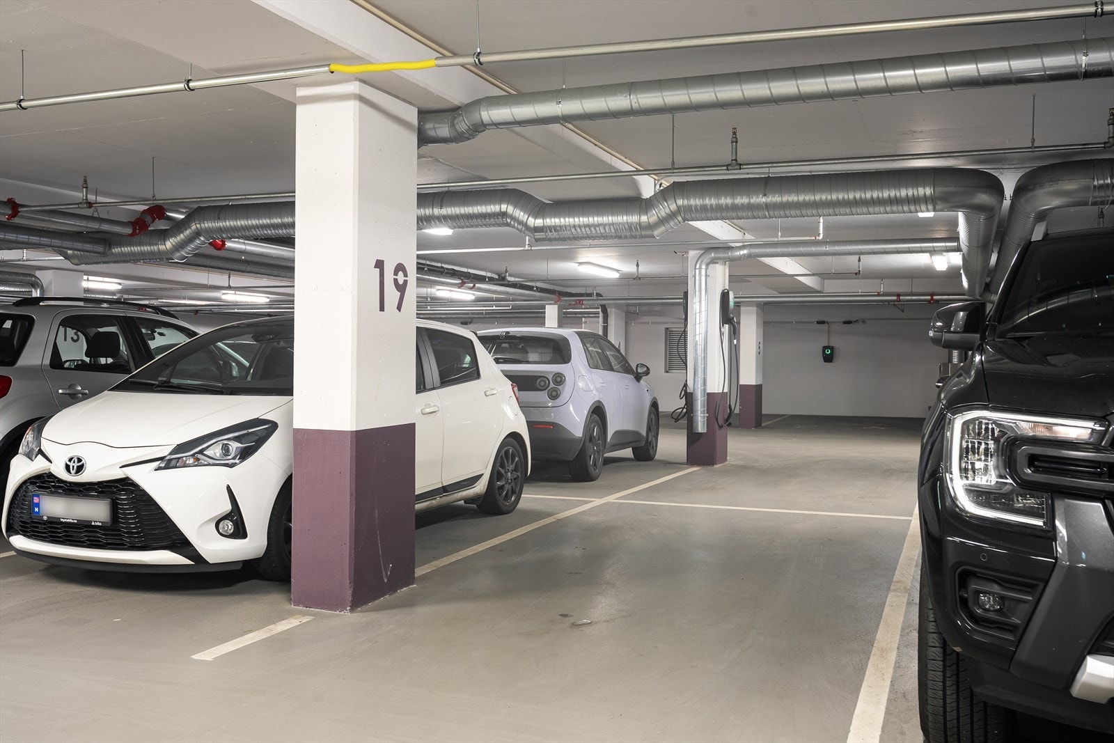 Fast parkering i felles garasjeanlegg med opplegg til elbillader. Galleribilde