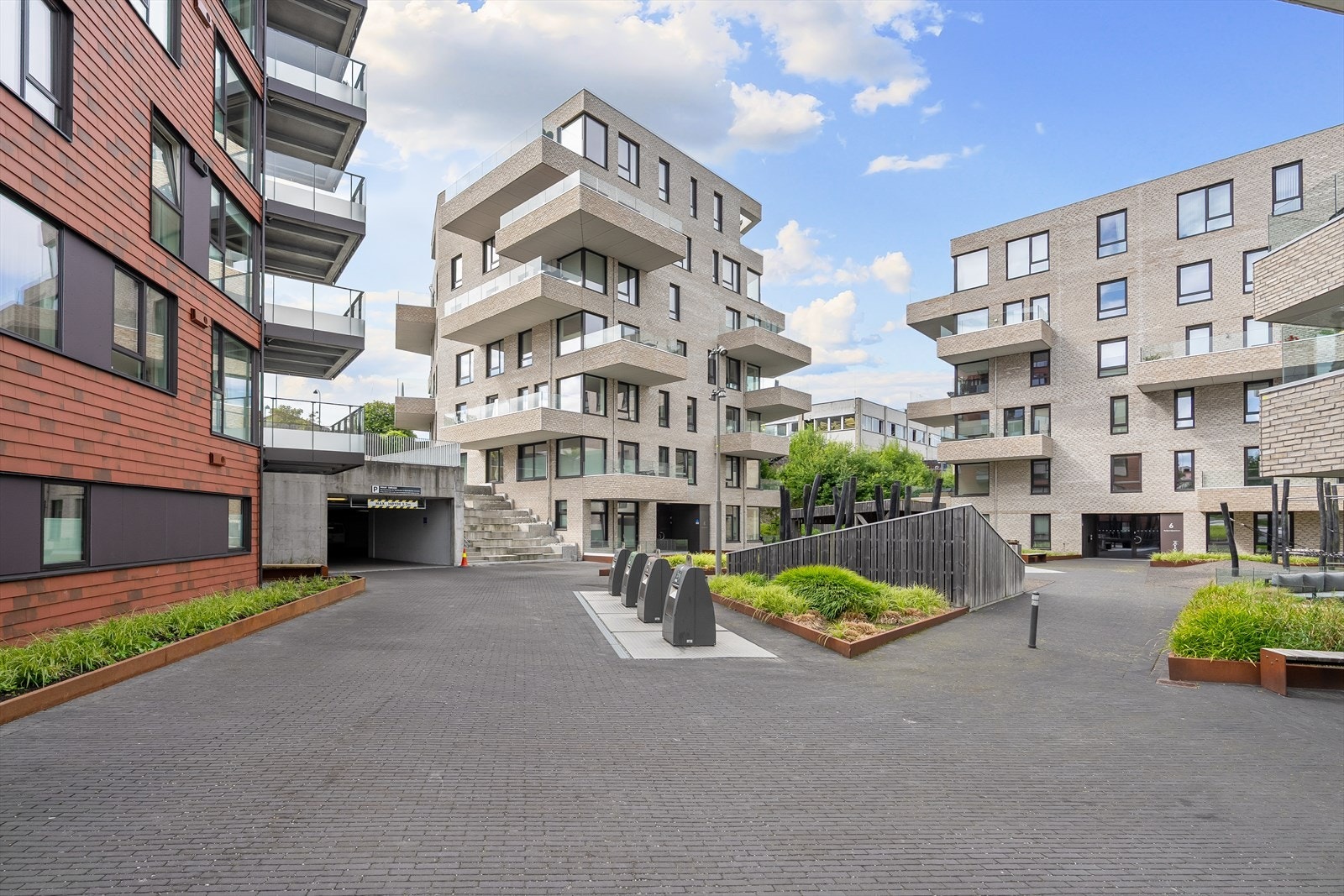 Pent opparbeidet uteområde samt gjesteparkering. Galleribilde