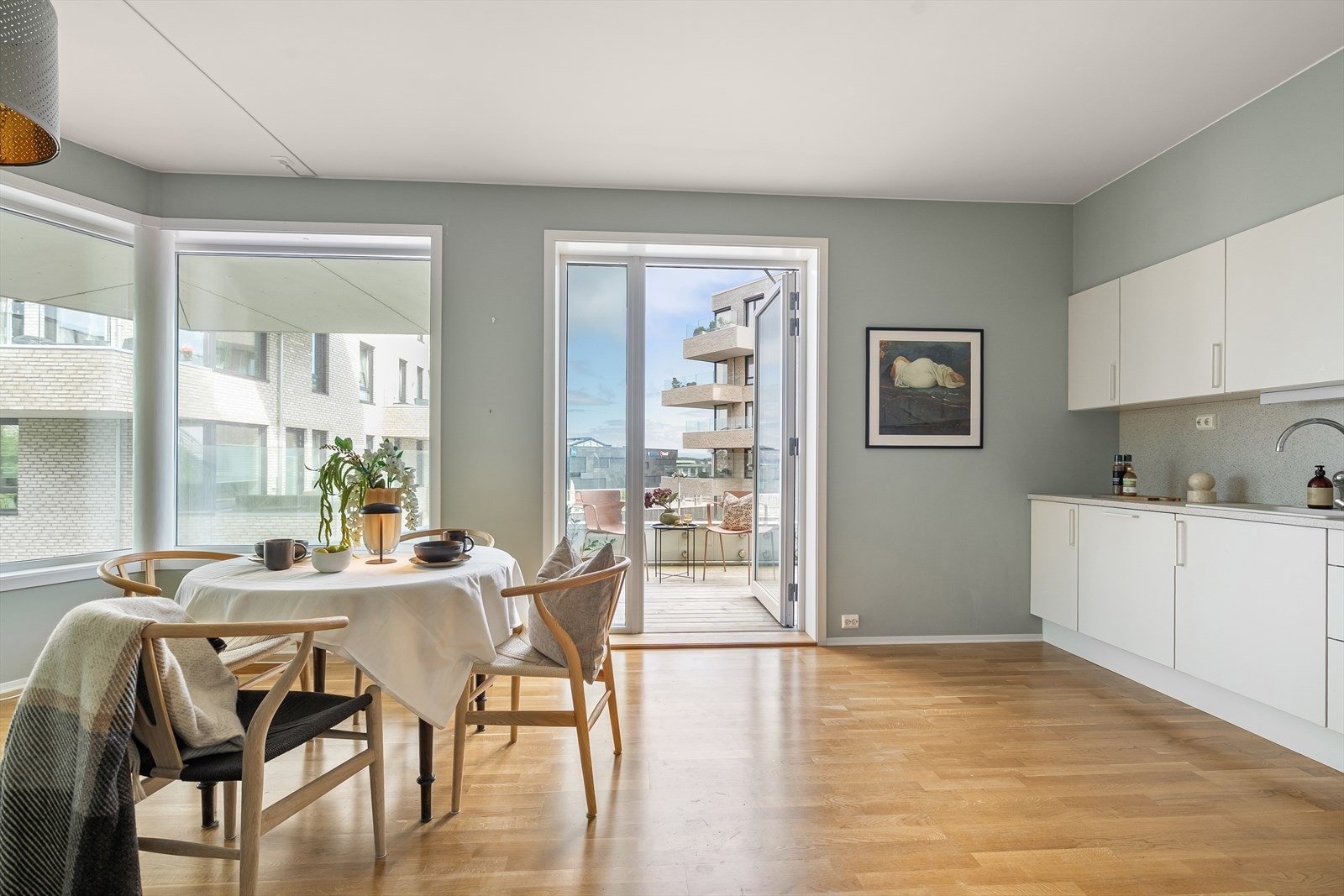 Fra stuen har du tilgang til balkong ut mot koselig fellesområde. Galleribilde