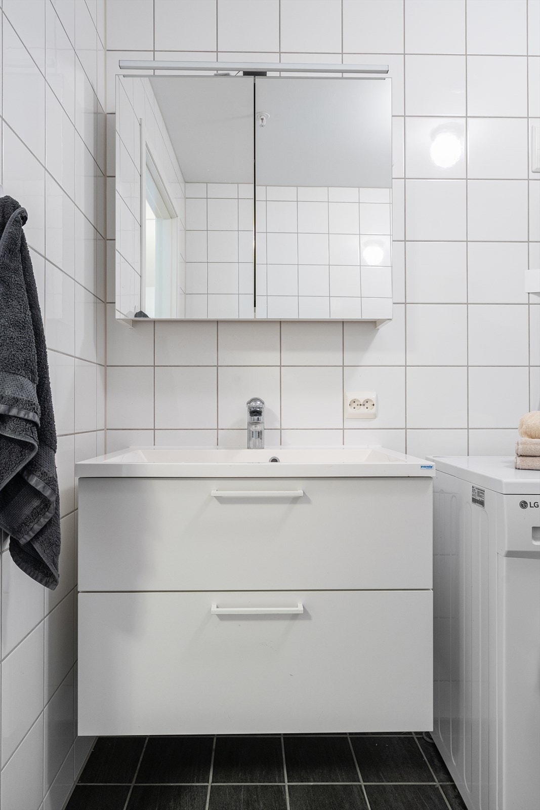 Opplegg til vaskemaskin og tørketrommel. Vannbåren varme i gulv. Galleribilde