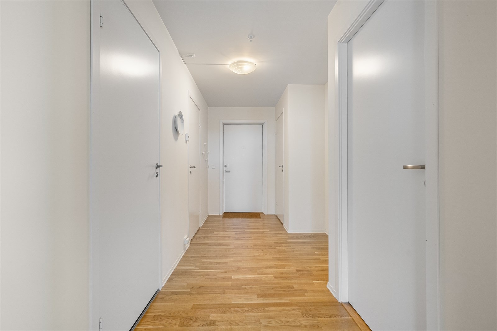 Romslig entré med plass til å henge fra seg yttertøy. Like ved inngangsdør finner du en bod med god lagringsplass. Galleribilde