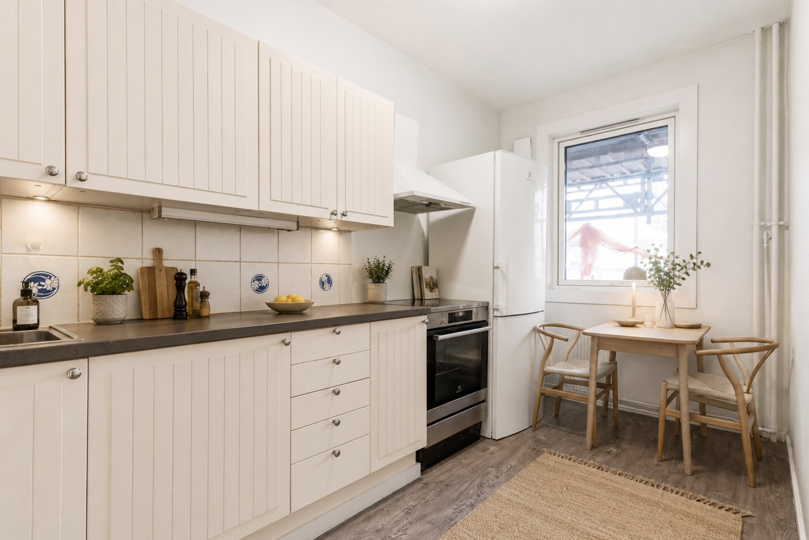Det er plass til spisebord på kjøkkenet. Bilde med digital styling. Galleribilde