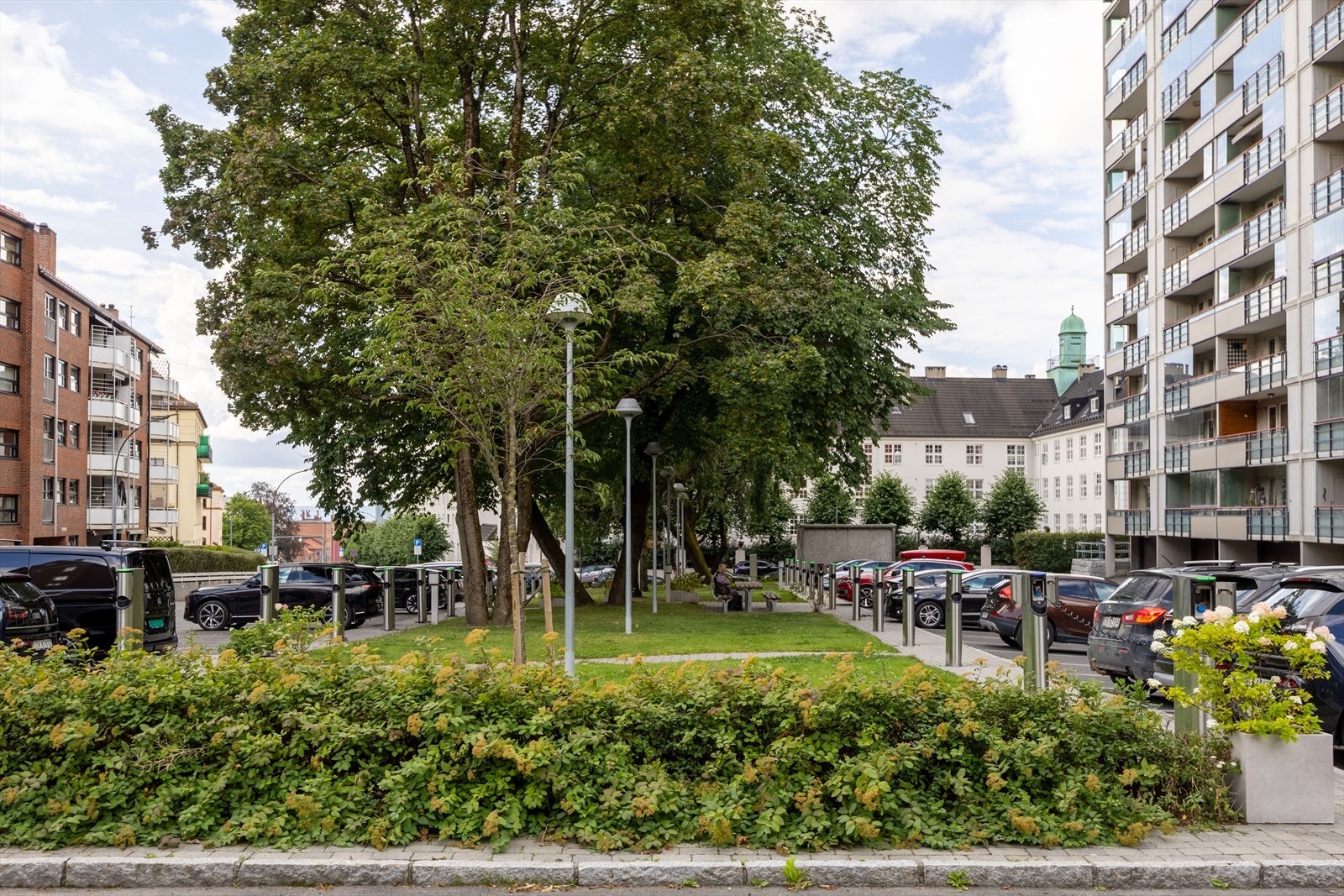 Gode kollektivforbindelser med buss og trikk fra Rosenhoff holdeplass, kun 3 minutter unna. Galleribilde