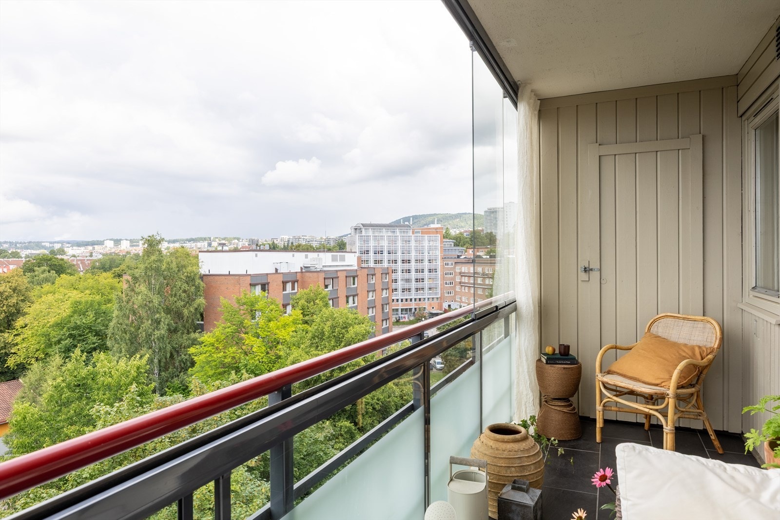 En praktisk, godkjent bod på balkongen gir ekstra lagringsplass. Galleribilde