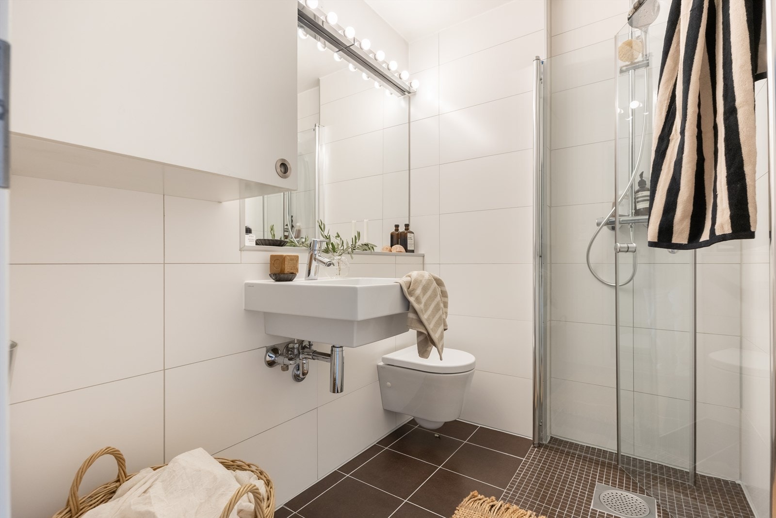 Badet er oppgradert med flislagt gulv og elektriske varmekabler. Galleribilde