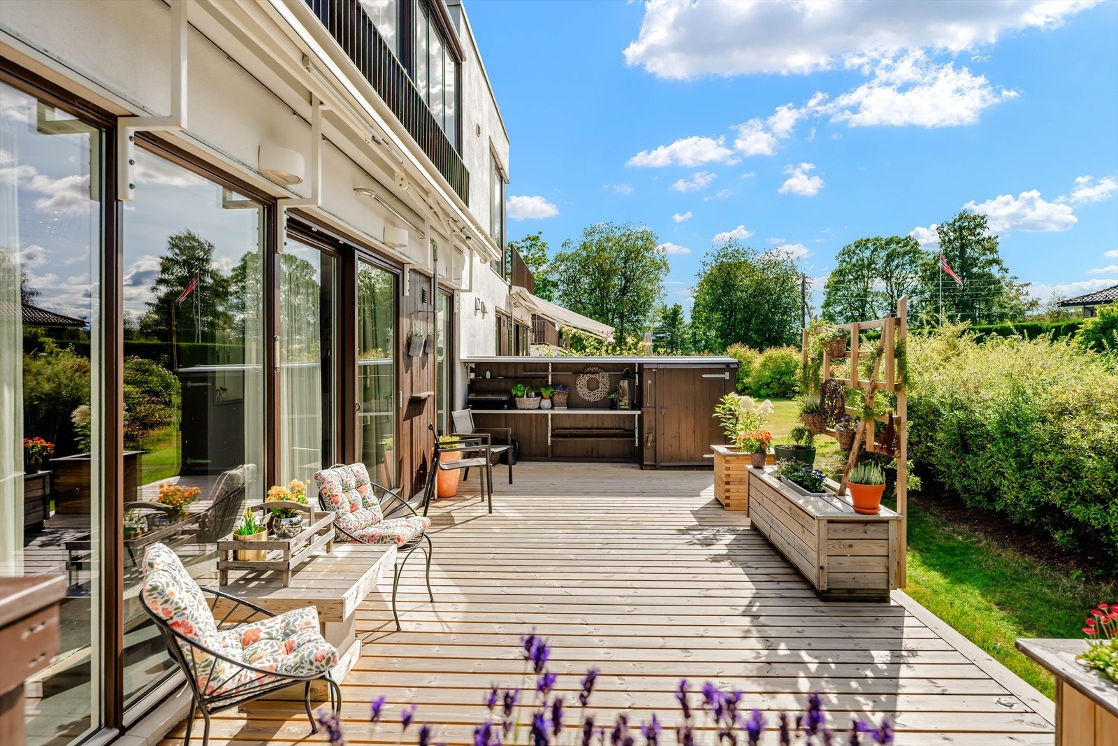 Den store terrassen gir rikelig med plass for lek og aktivitet. Galleribilde