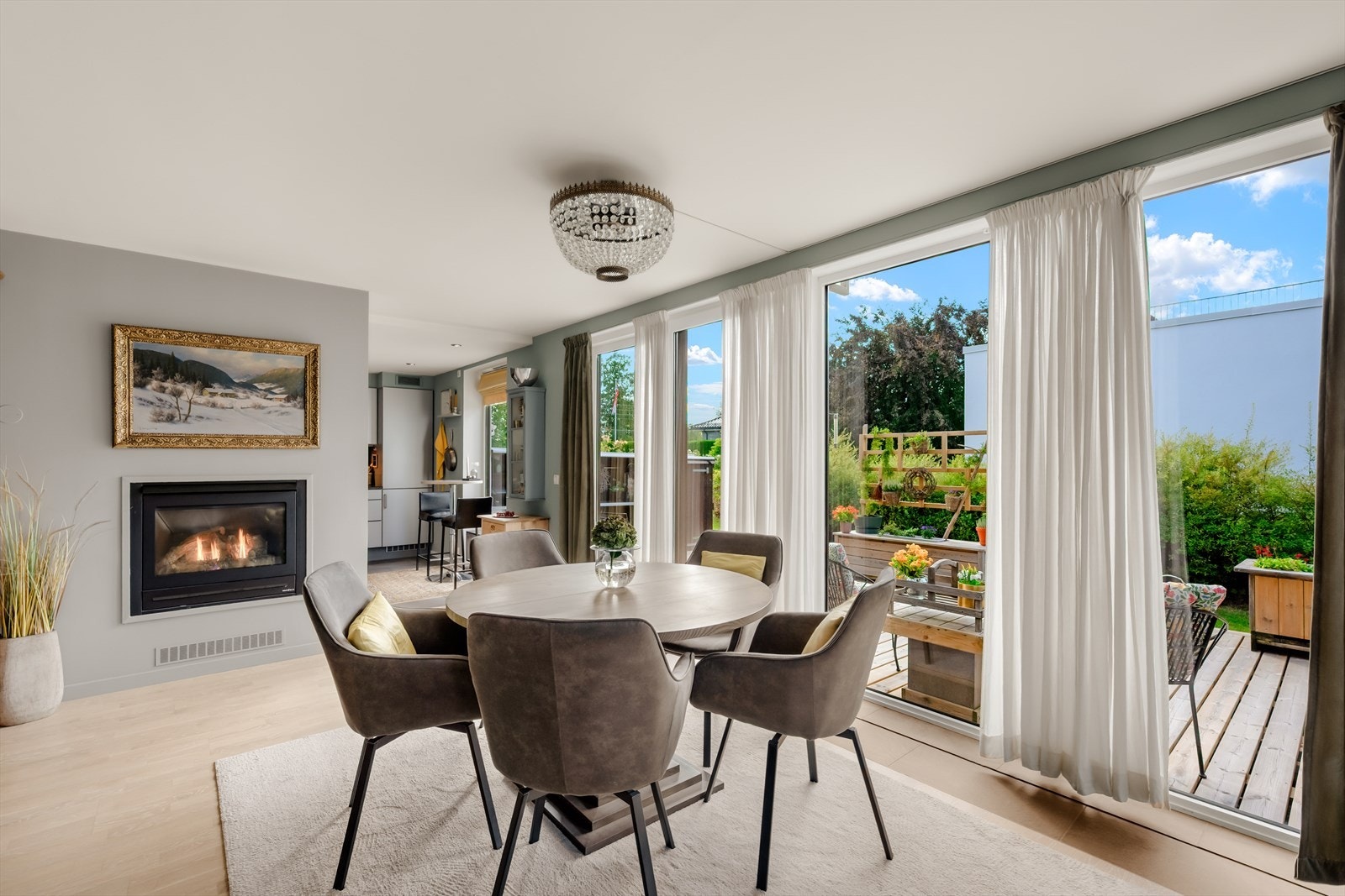 Gjennomgående selveierleilighet på ett plan med stor terrasse og hage. Galleribilde