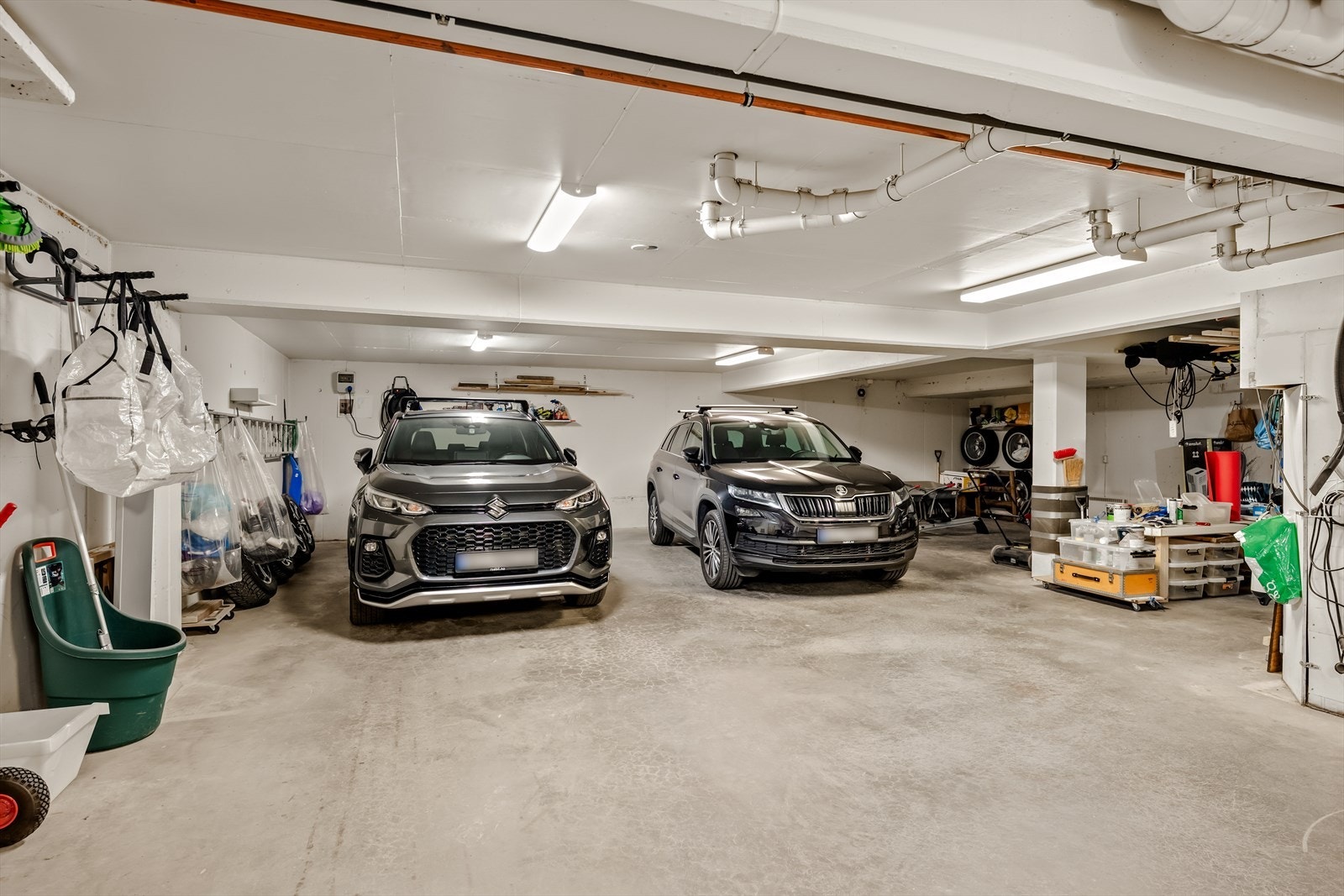 Parkeringsplass i felles garasjekjeller er inkludert i felleskostnadene. Galleribilde