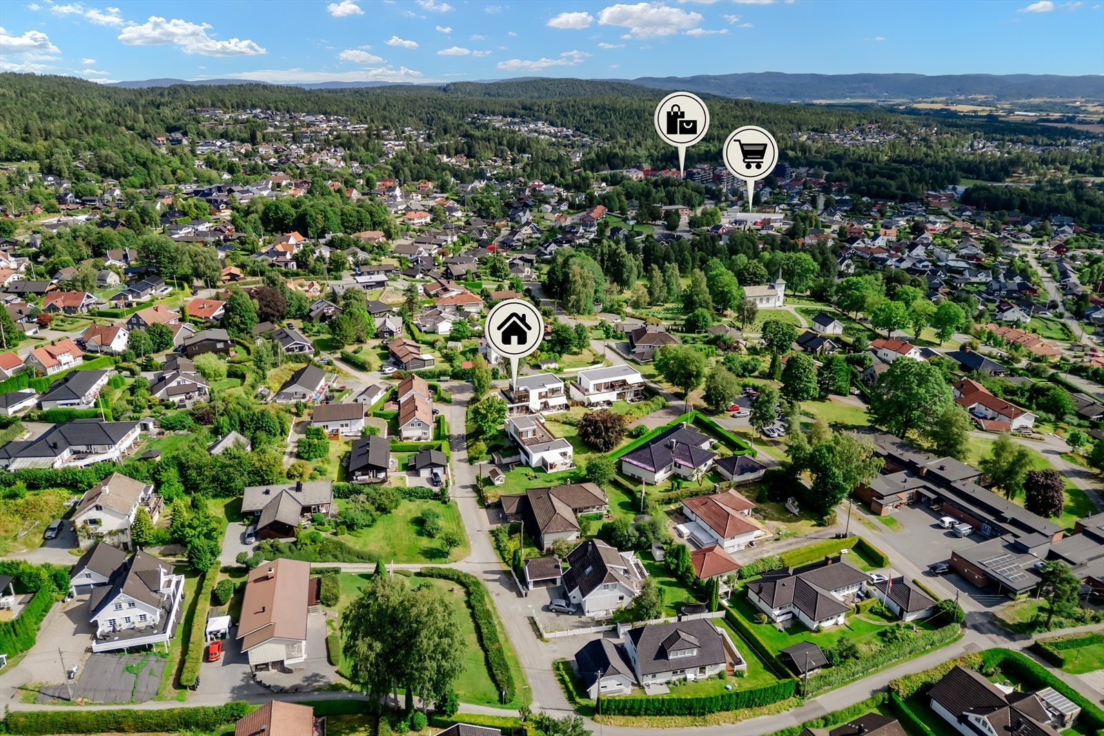 Flere dagligvarebutikker, som Meny og Kiwi, ligger i gangavstand fra boligen. Galleribilde