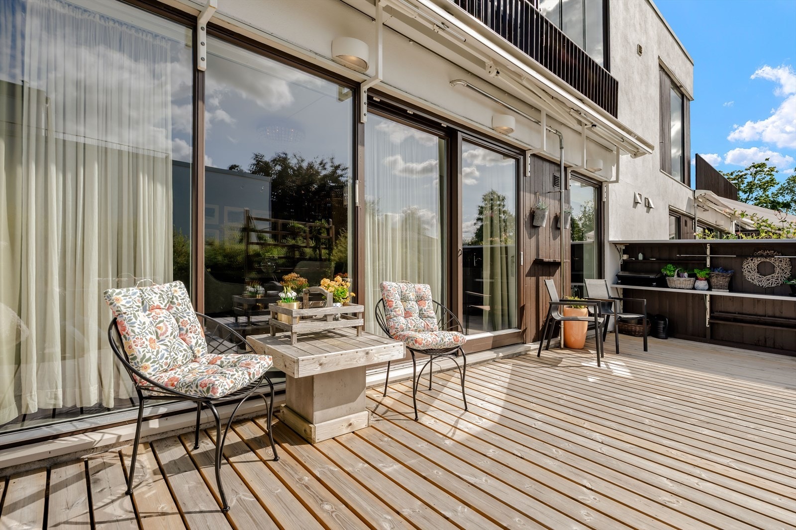 Leiligheten ligger på en solrik tomt med gode solforhold på terrassen. Galleribilde