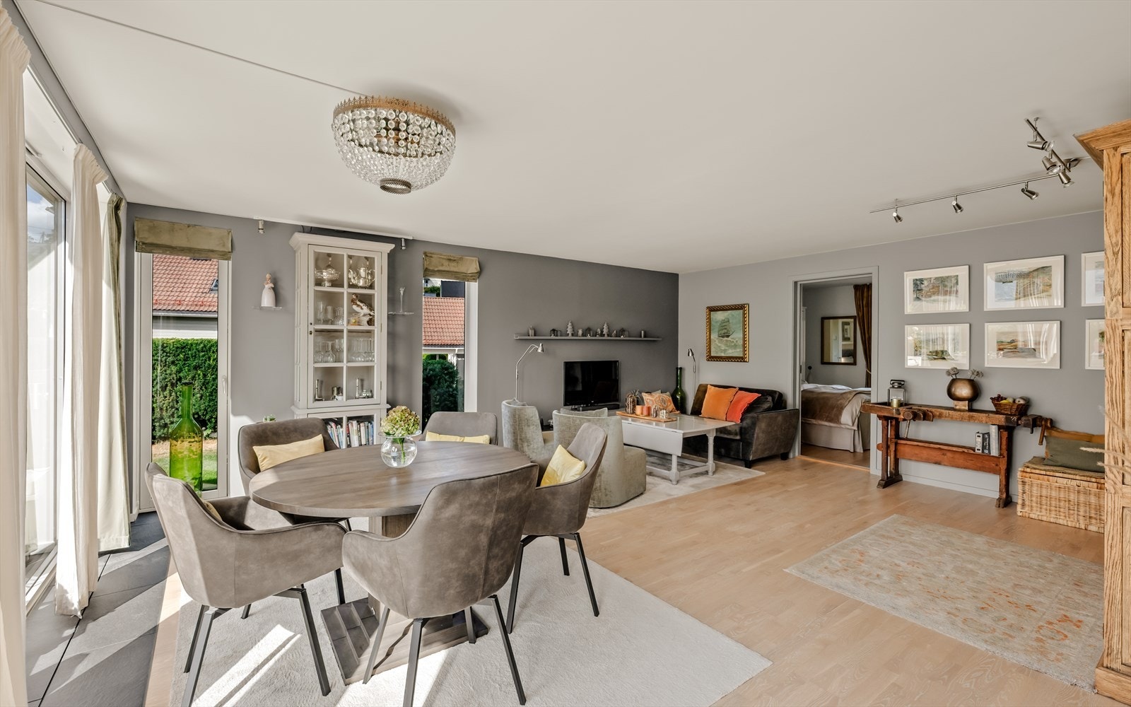 Malte, glatte flater i hele leiligheten gir et helhetlig inntrykk. Galleribilde