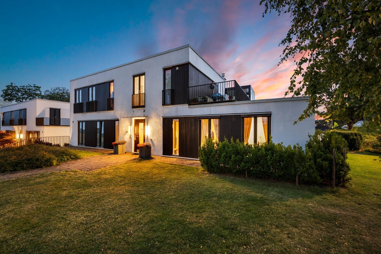 Moderne arkitektur med en kombinasjon av pussede flater og trekledning. Galleribilde