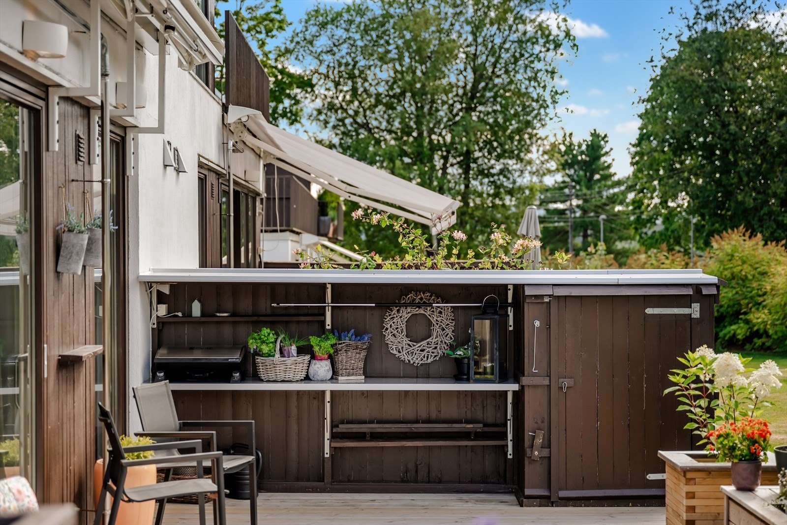 Usjenert uteplass med oppbevaringsplass for grill og hageredskaper. Galleribilde