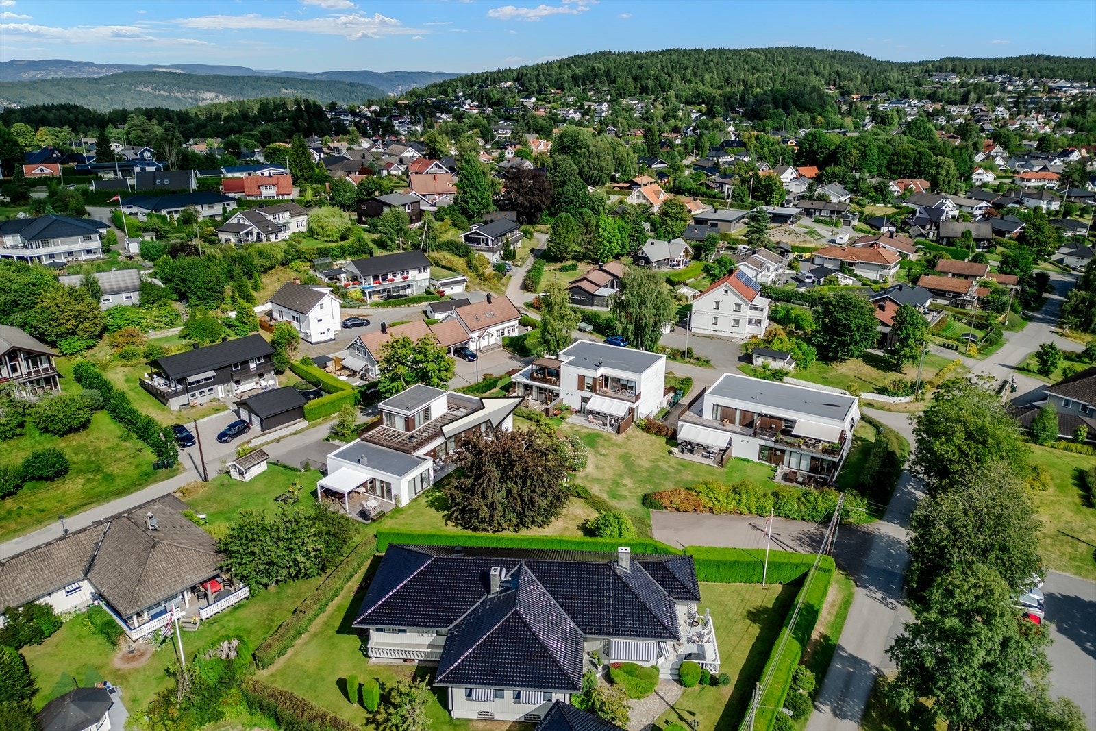 Nærhet til flotte turområder, lysløype og idrettsanlegg på Konnerud. Galleribilde