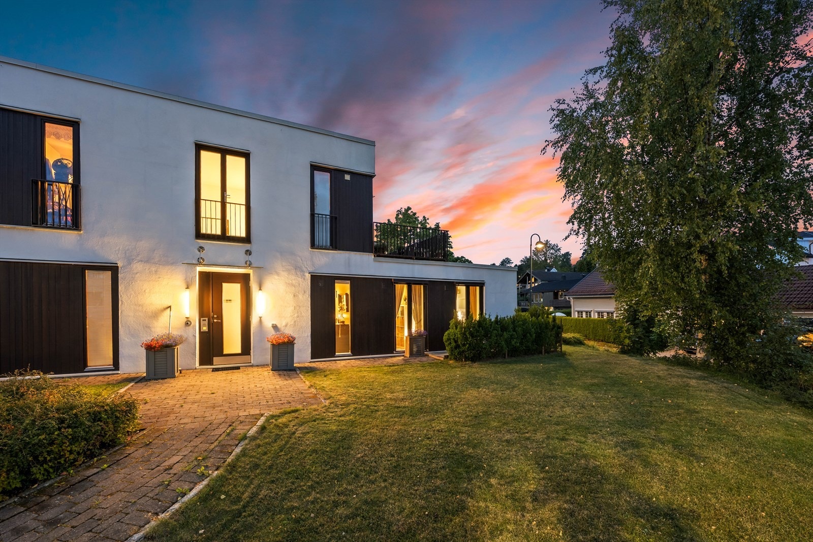 Moderne arkitektur med en kombinasjon av pussede flater og trekledning. Galleribilde