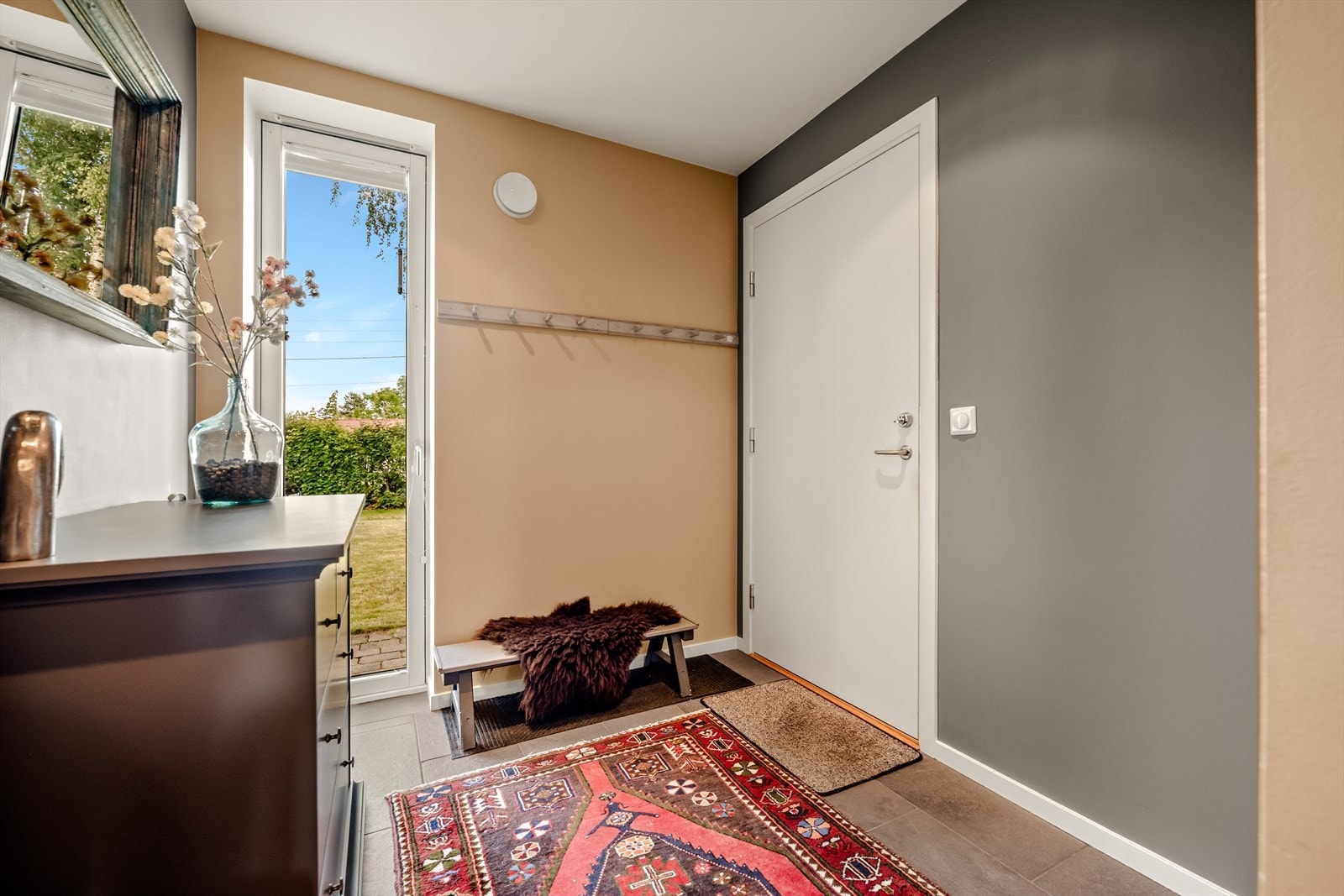 Innbydende entré med adkomst til en praktisk innvendig bod. Galleribilde