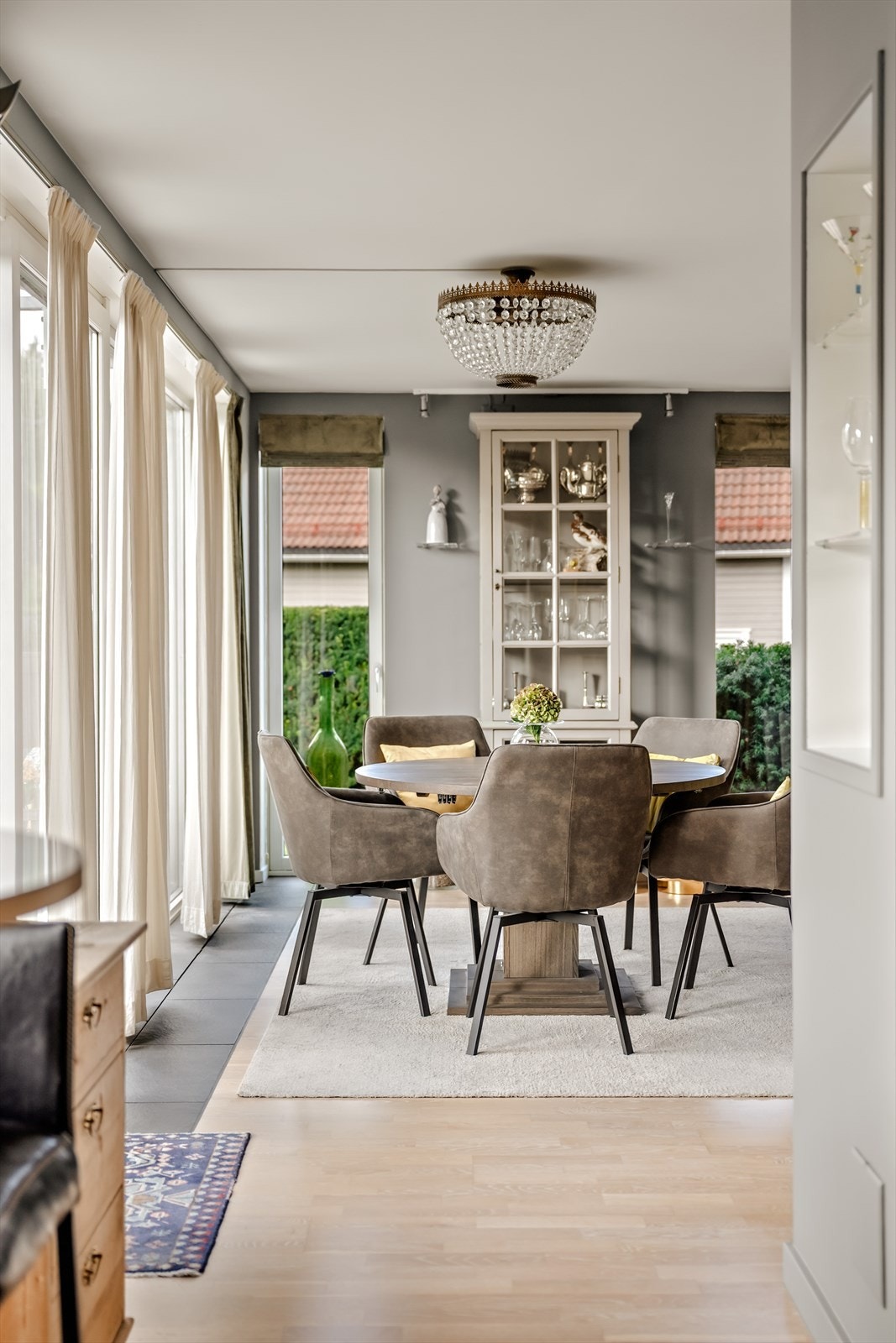 Spisestuen er et naturlig samlingspunkt med direkte utgang til terrassen. Galleribilde