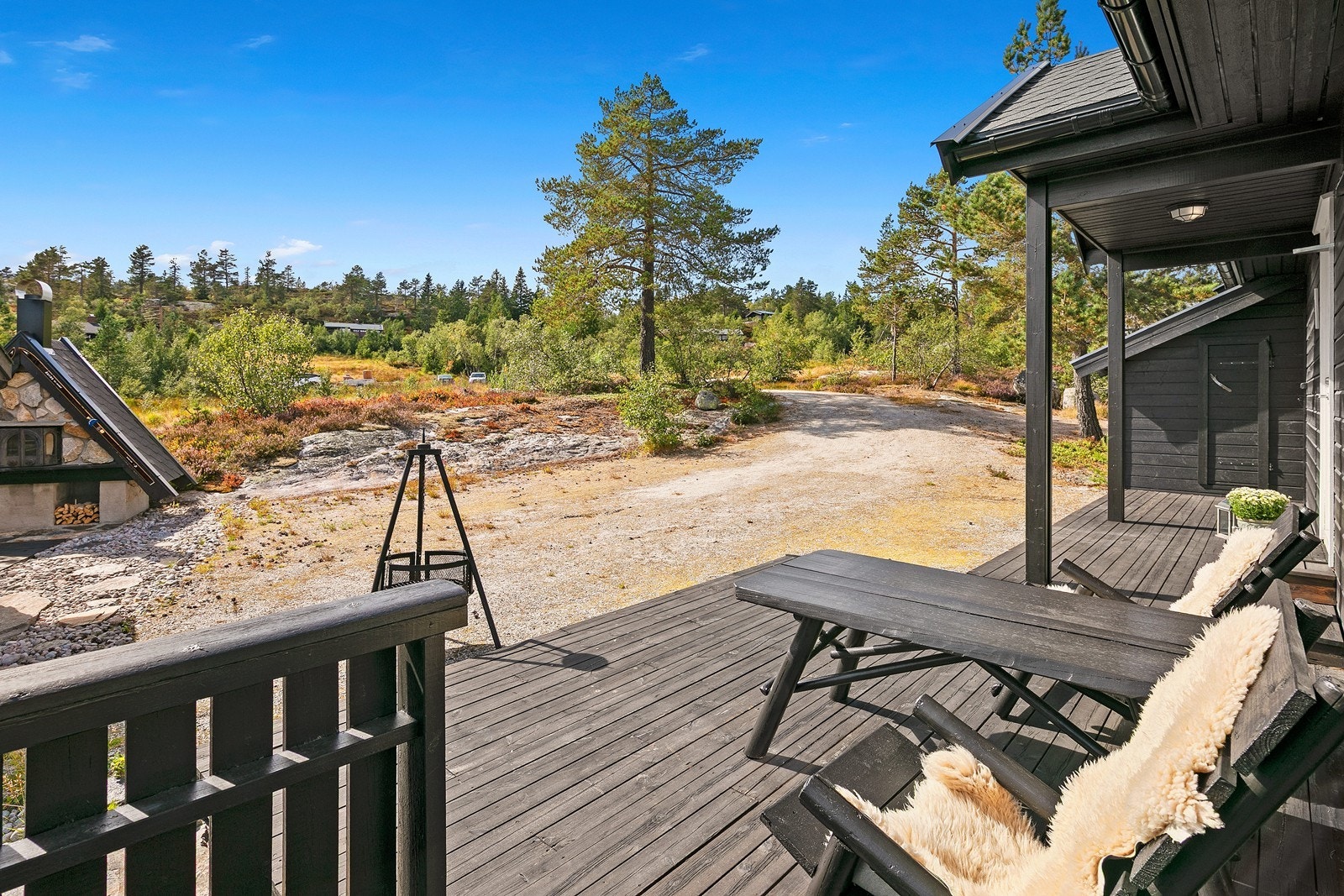Ved inngangspartiet på sydvestsiden er det terrasse, en hyggelig plass hvor du kan nyte ettermiddags- og kveldssol. Galleribilde