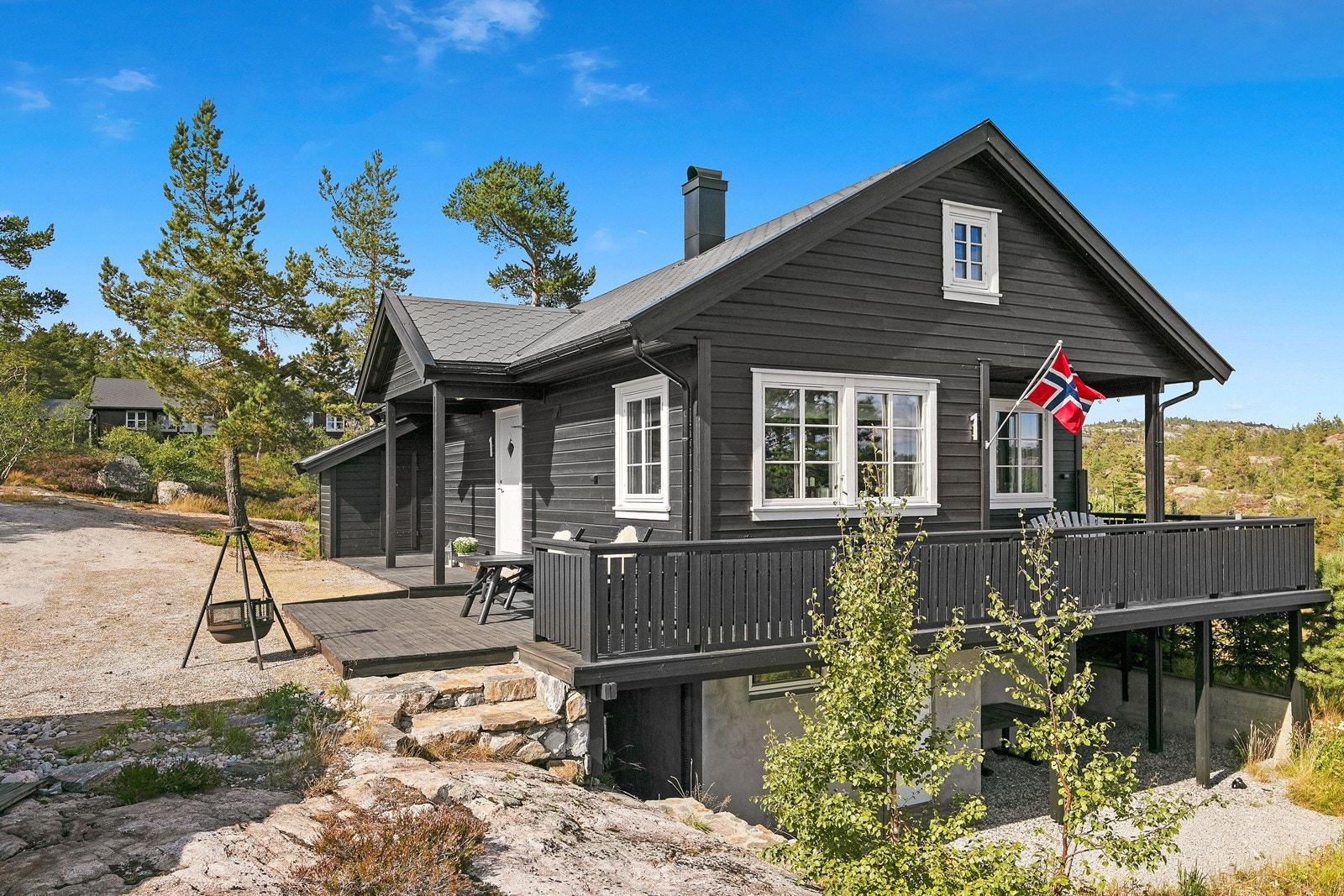 Hytta har luftig utsikt og gode solforhold! Det er lagt inn offentlig vann og avløp. Galleribilde