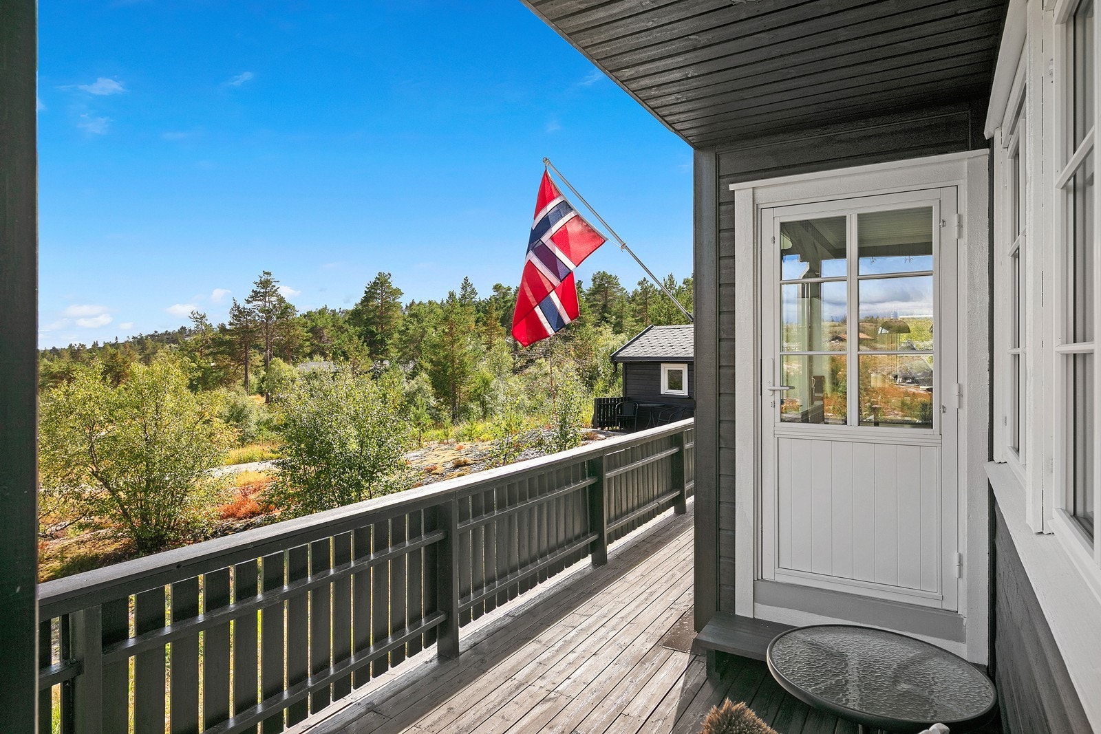 På sydøstsiden av hytta er det utgang til en overbygd veranda med utgang fra stuen. Galleribilde