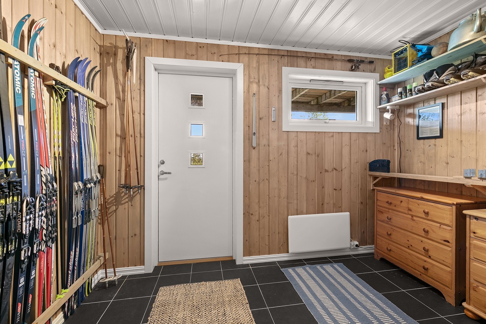Bod som i dag benyttes som smørebod og oppbevaring av skiutstyr. Dette er en svært praktisk løsning, med direkte adkomst fra underetasjen og god plass til ski og annet fritidsutstyr. Galleribilde