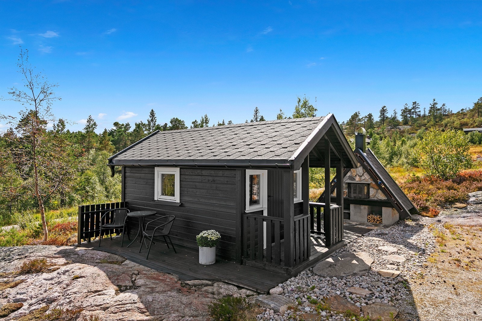 Begge bodene (både den frittstående boden og den integrerte vedboden) har innlagt strøm. Galleribilde