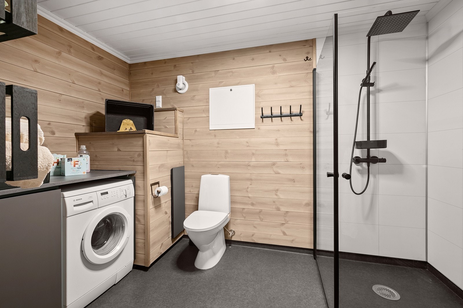 Rom innredet som bad og var nytt i 2021. Badet har belegg på gulv, panel/baderomsplater på veggene og varmekabler i gulvet. Galleribilde