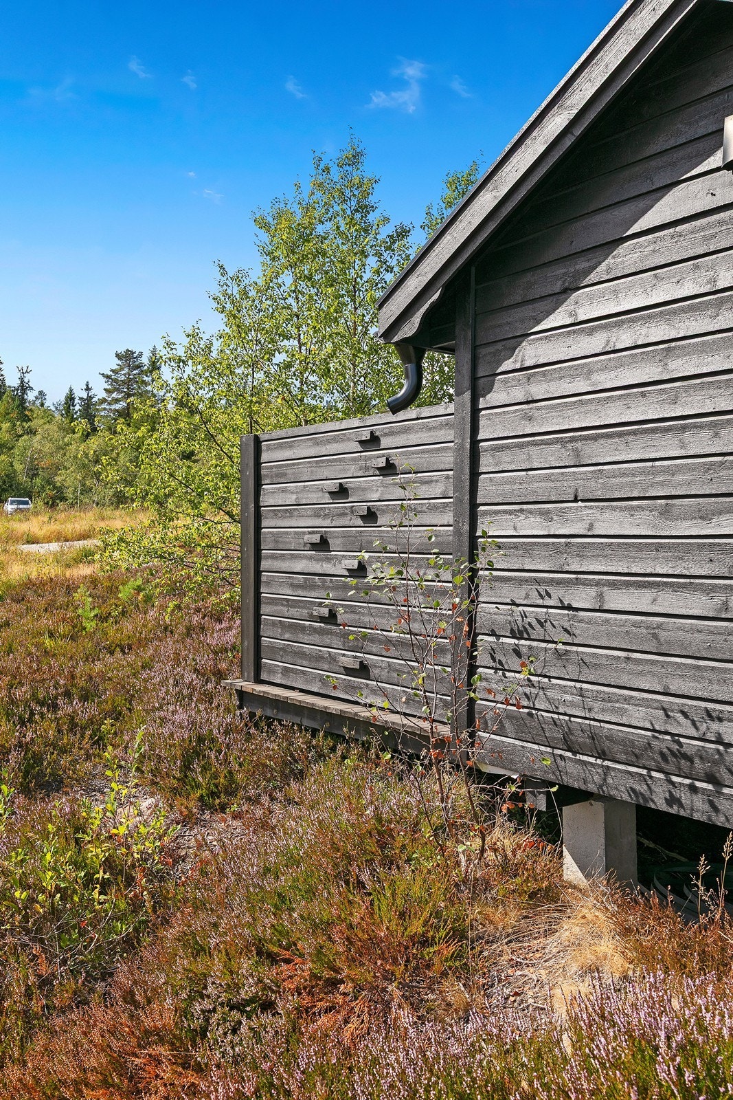 Det er laget klatrevegg for barn på den frittstående uteboden. Galleribilde