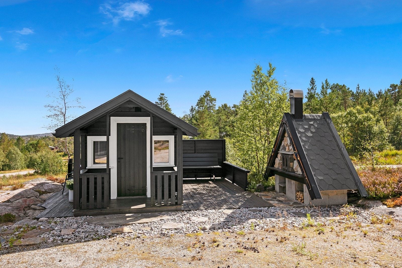 Helt syd på eiendommen, rett ved siden av uteboden er det laget en koselig uteplass. Her er det en flott bakerovn/pizzaovn, som er vedfyrt. Galleribilde