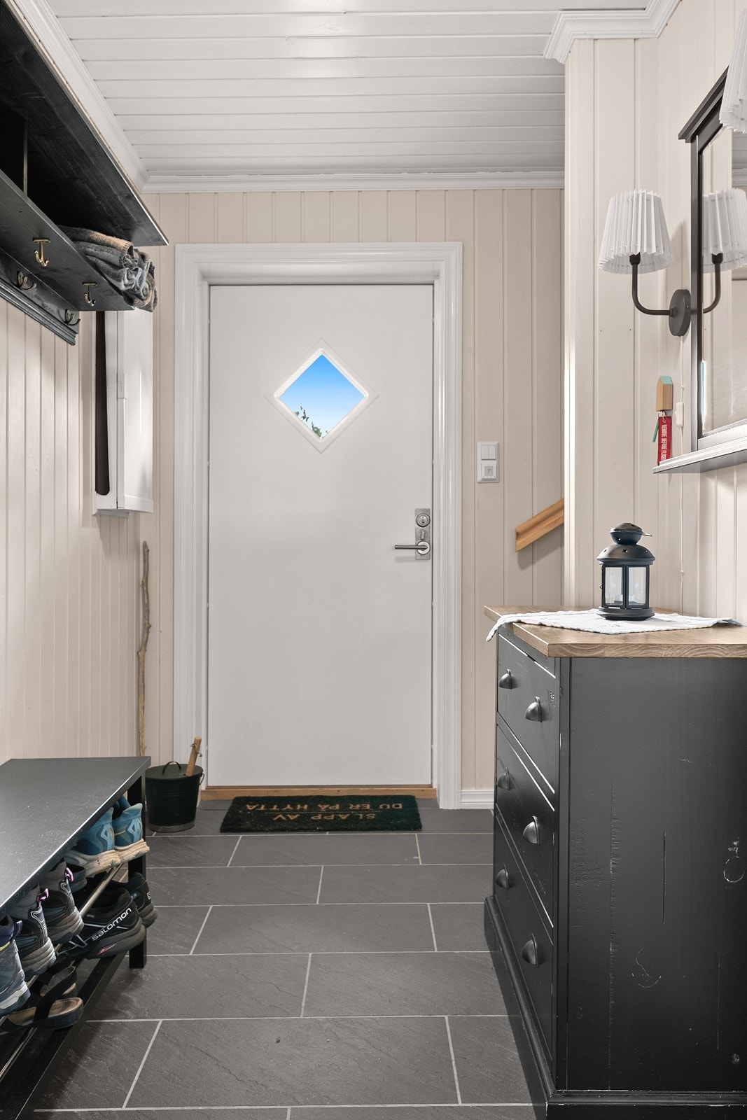 Romslig gang med videre tilgang til hovedplanet, samt trapp til loftsplan. Galleribilde