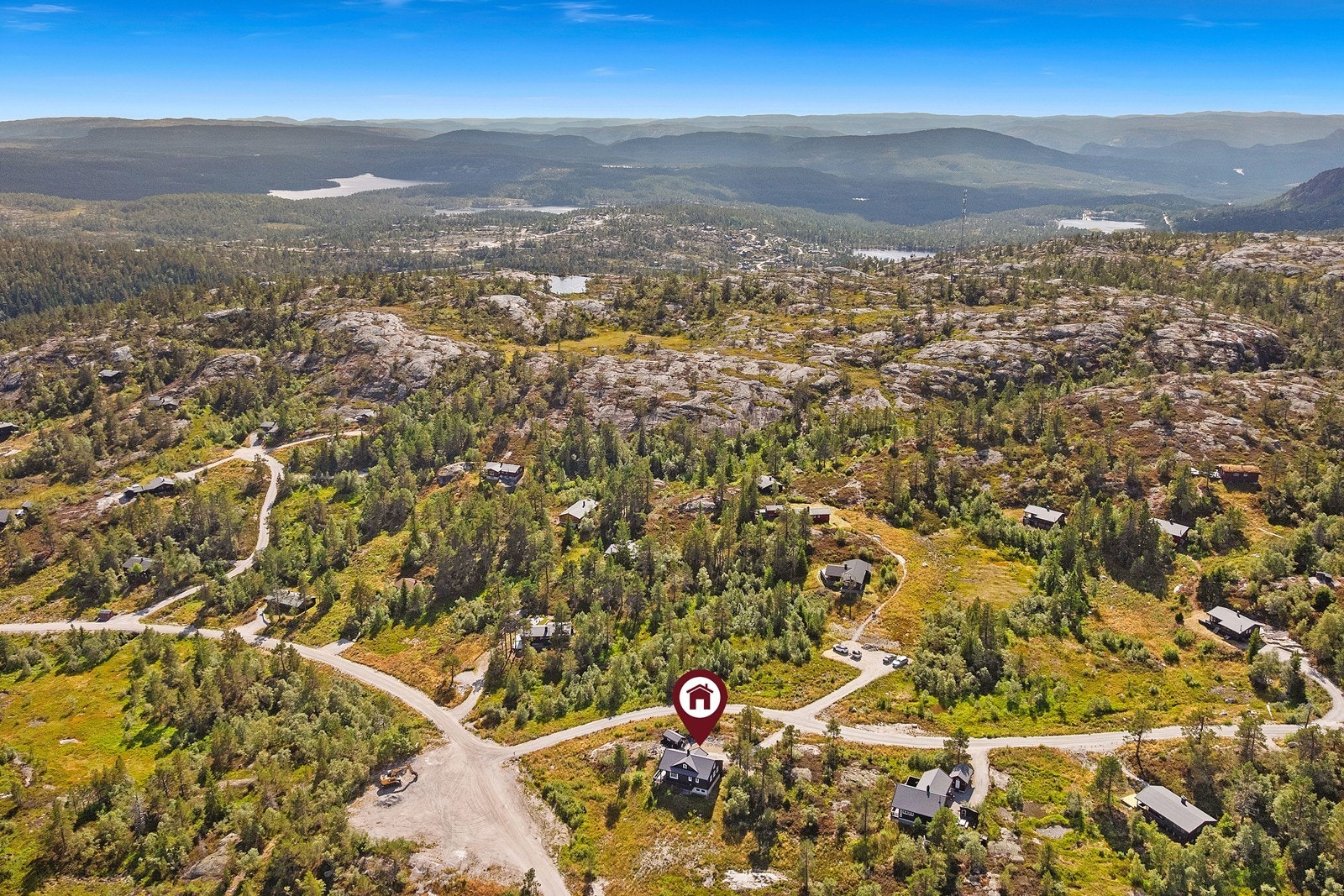 Stor, oppgradert hytte med blant annet 5 sov og 2 bad. Hytta ligger på Brattsbergheia, et barnevennlig og rolig hyttefelt kun 8-9 minutter kjøring fra alpinanlegget. Galleribilde