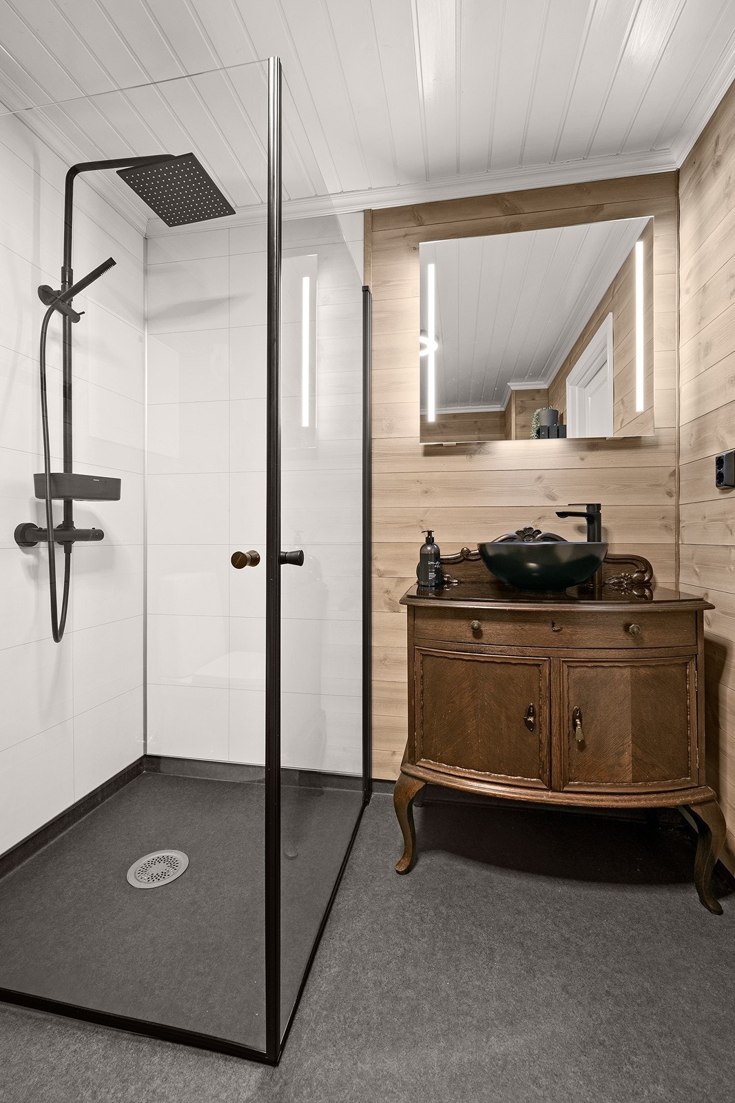 Rommet inneholder dusjhjørne og WC, samt opplegg for vaskemaskin. Galleribilde