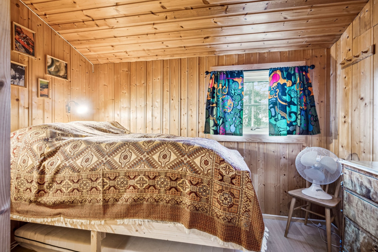 "Masters bedroom" Plassbygd seng, nytt laminatgulv i 2025. Galleribilde