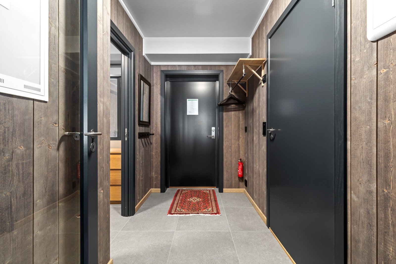 Velkommen inn i en romslig entré! Galleribilde