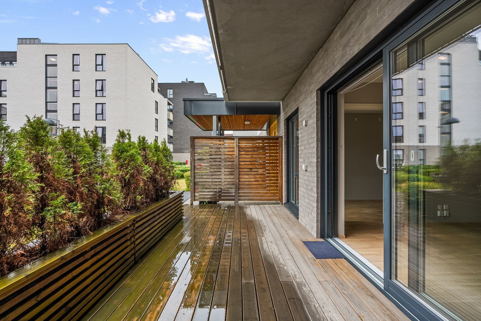 Privat terrasse på marknivå gir et skjermet uteområde tilknyttet leiligheten. Galleribilde