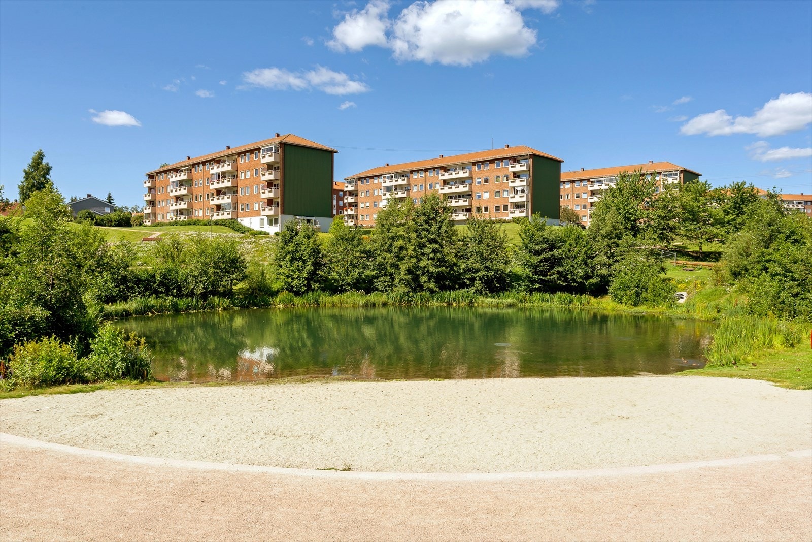 Søndagsturen kan også legges til Bjerkedalen park med promenader langs Hovinbekken, bade dam med sandstrand og paviljong med café. Galleribilde