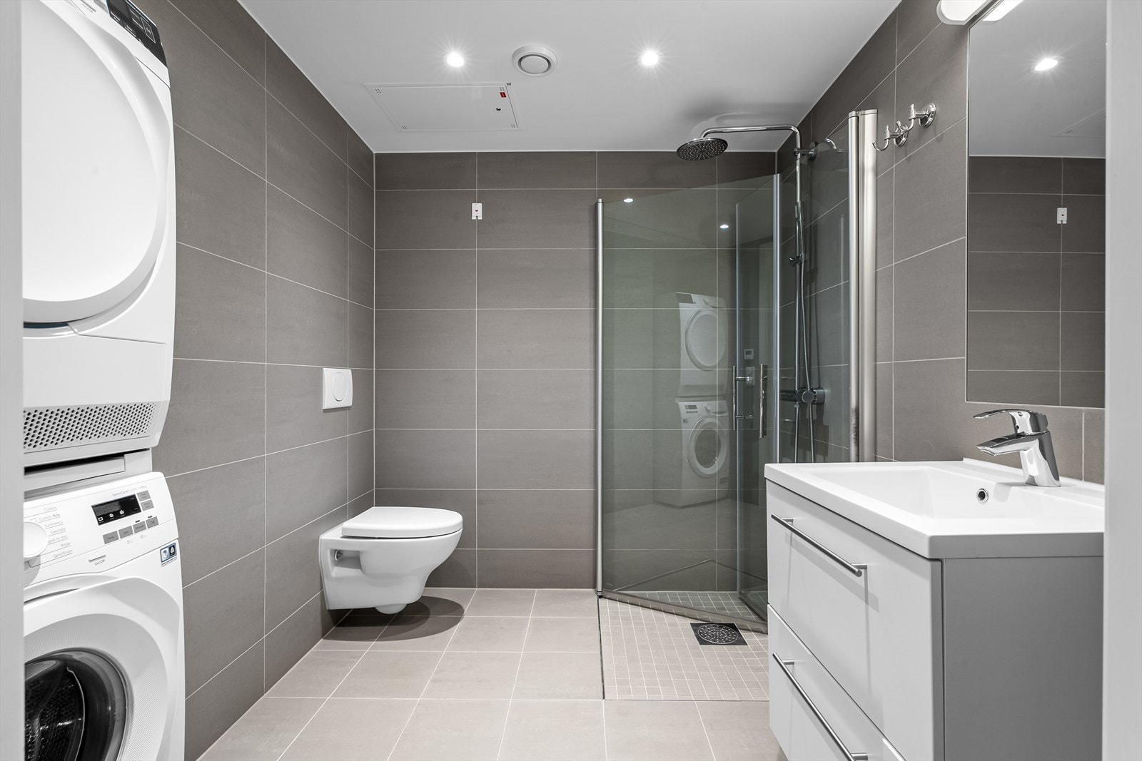Badet har videre vegghengt toalett og regnfallsdusj. Galleribilde