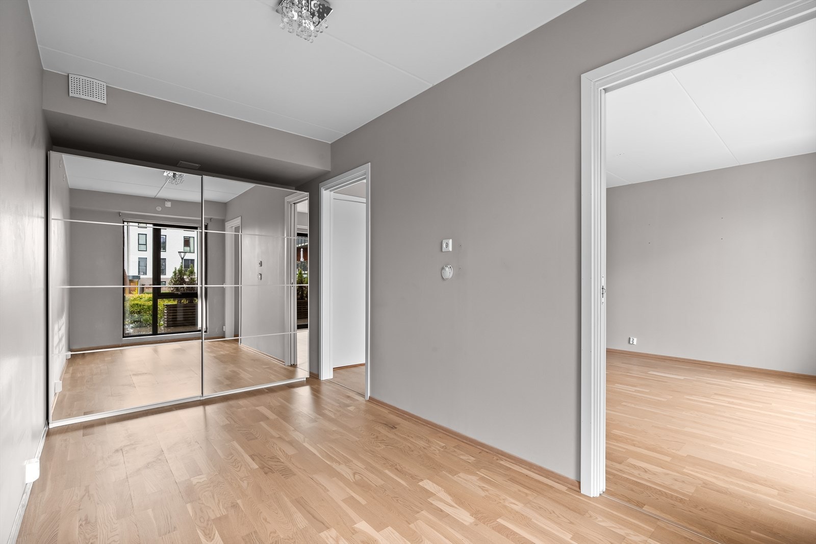 Soverom med skyvedørsgarderobe. Galleribilde