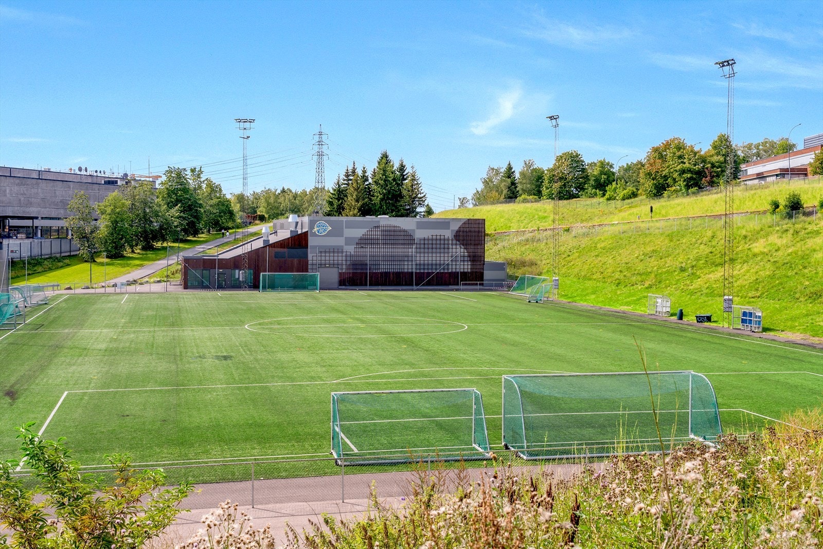 Det er flere idrettsanlegg i området og kort vei til både tennis- og padelhaller, idrettspark med idrettshall, fotballanlegg og skatepark, samt Jordal Amfi. Galleribilde