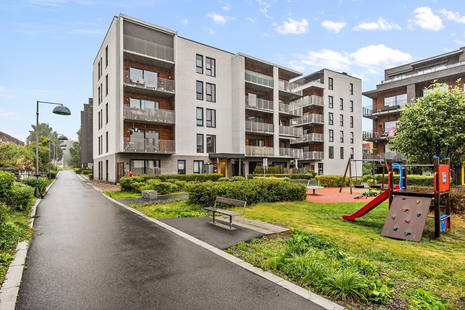 Boligen ligger på Lunden/Vollebekk, like ved Risløkka og rett nedenfor Bjerke. Her har du alle nødvendige fasiliteter i gangavstand og samtidig er det kort vei til alt et rikt byliv kan tilby. Galleribilde