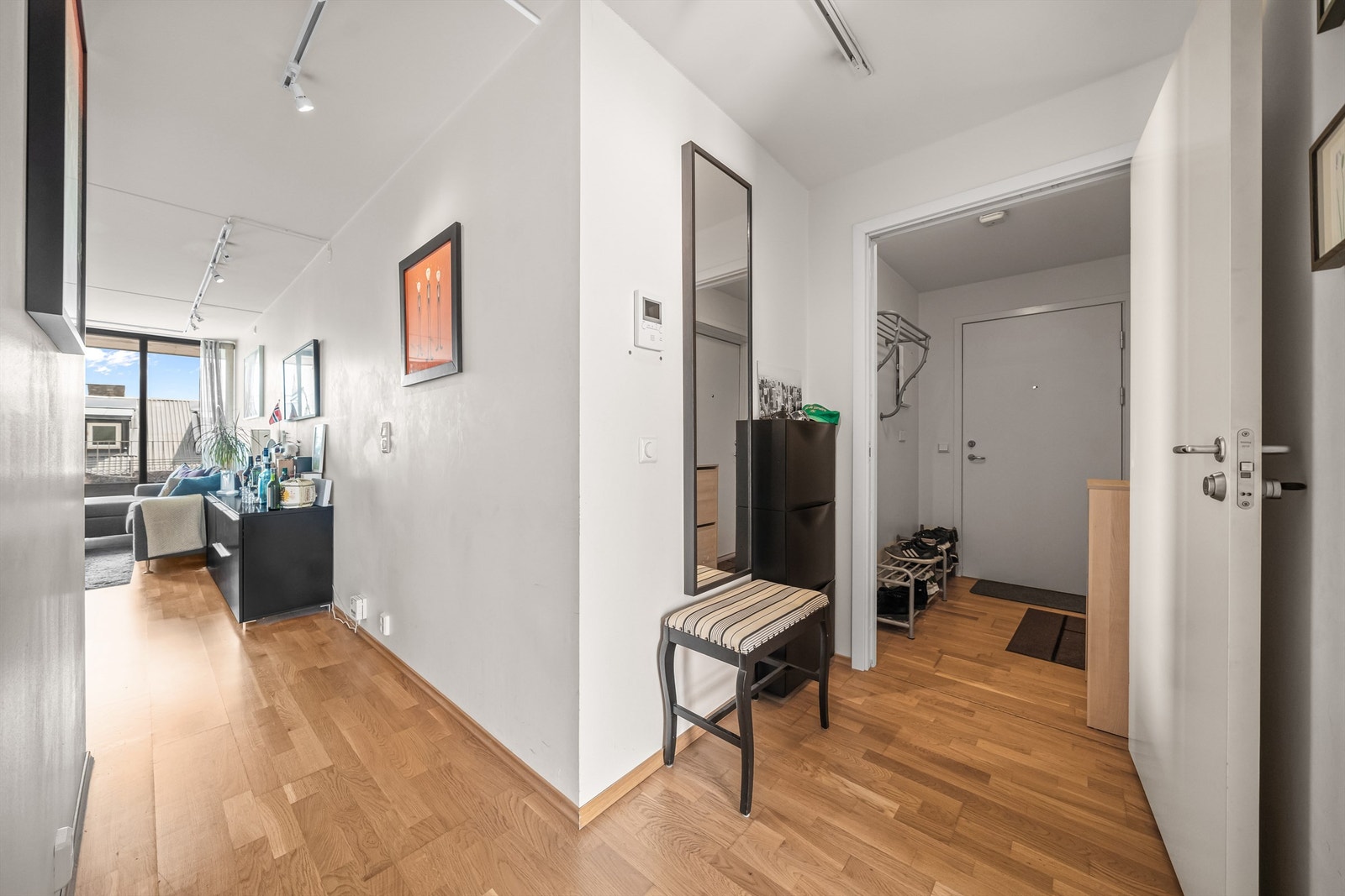 Hybeldelen og hoveddelen deler inngangsparti. Galleribilde