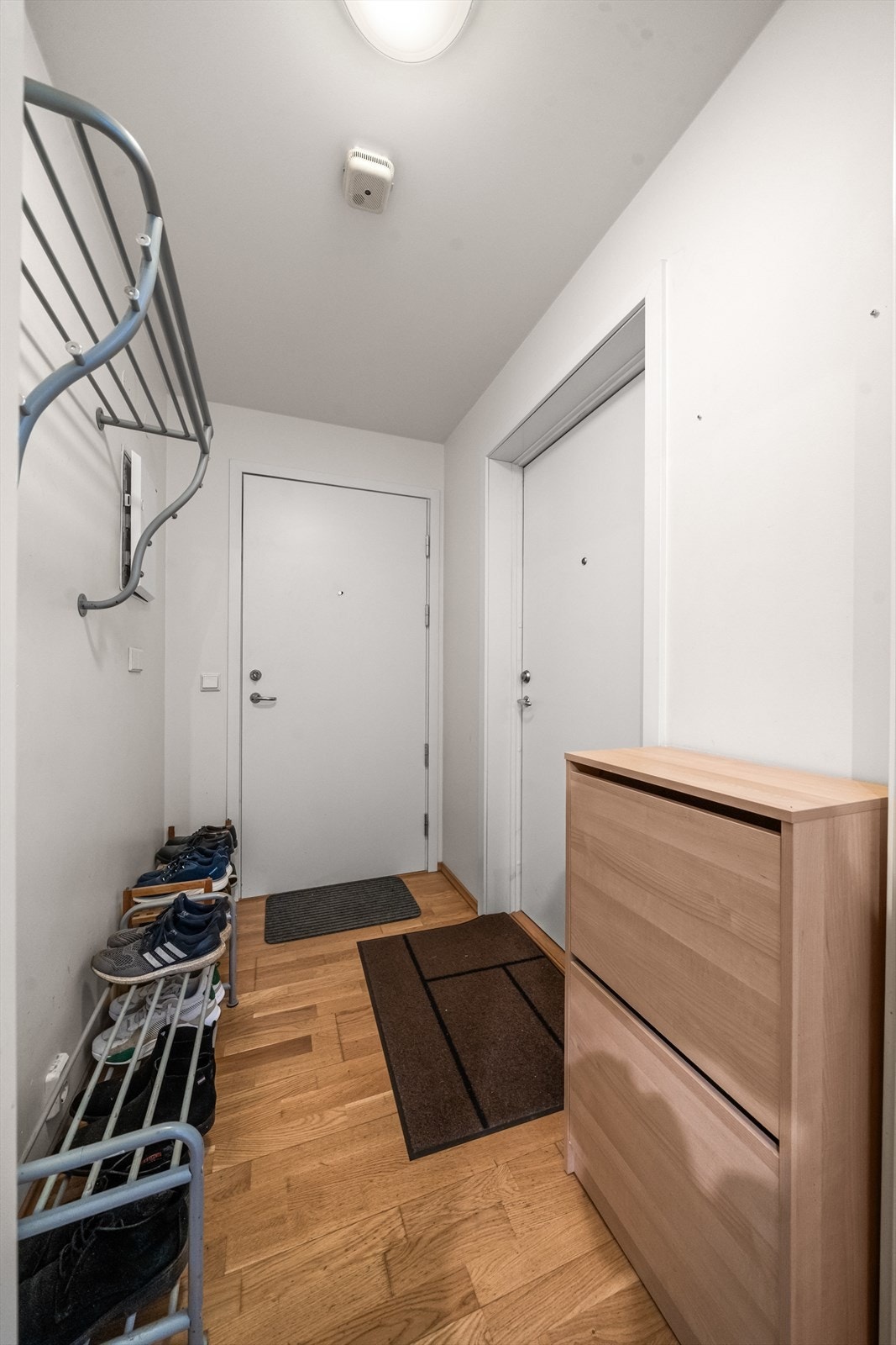 Entréen har plass til å henge fra seg yttertøy og sette fra seg sko. Galleribilde