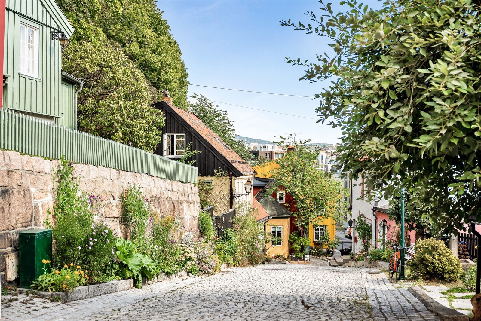 Bydelen er kjent for eldre bebyggelse og det er superkoselig å spasere rundt i nærområdet. Galleribilde