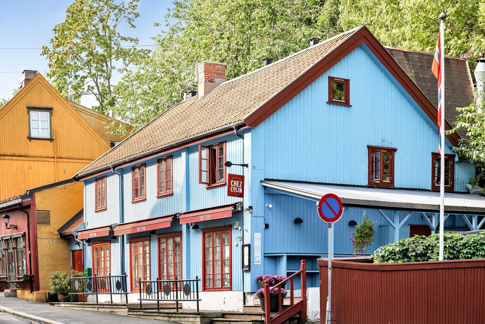 Det er i tillegg flere restauranter og spisesteder i nærområdet - for eksempel franske Chez Colin anbefales. Galleribilde
