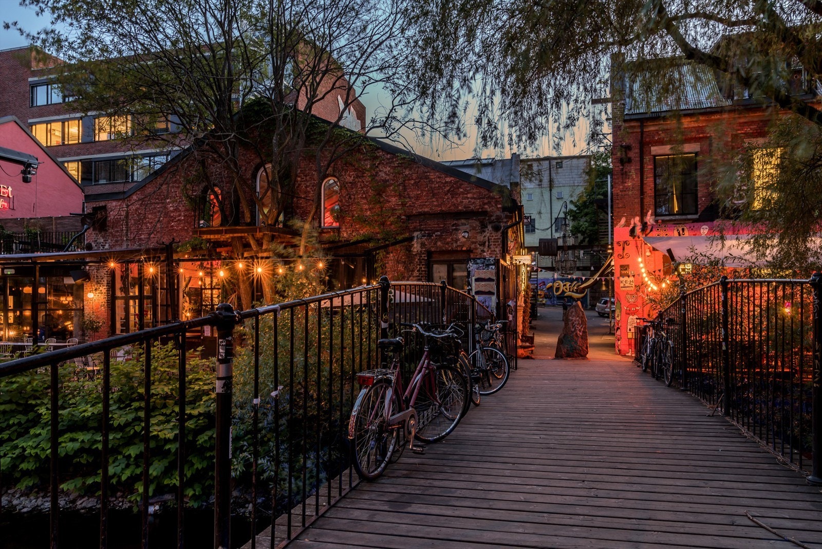 Populære Blå er en kort gåavstand unna hvor det ofte arrangeres konserter, quiz m.m. Galleribilde