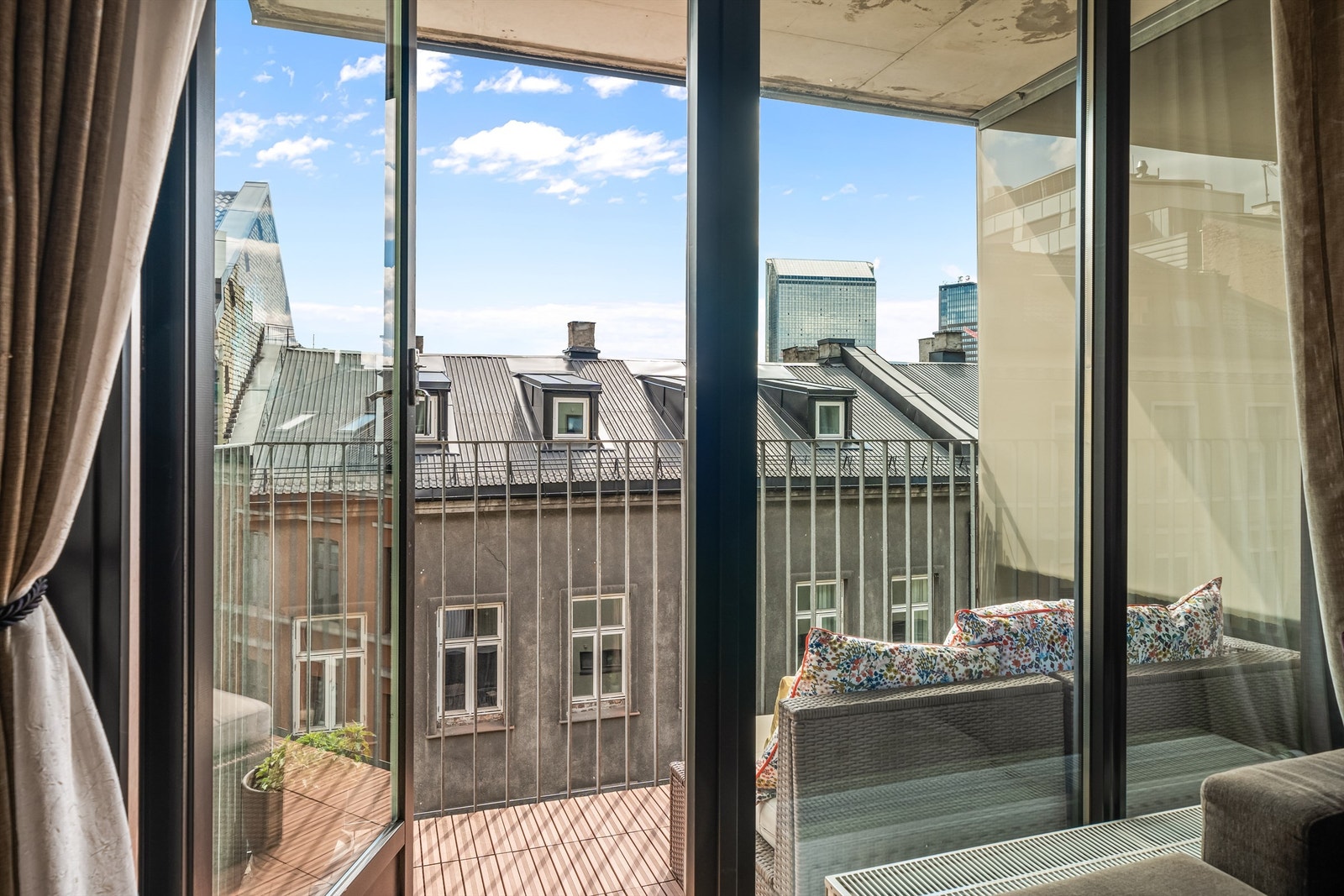 Balkongen vender sørvest og selger opplyser om sol fra morgenen til rundt kl 14 sommerstid. Galleribilde